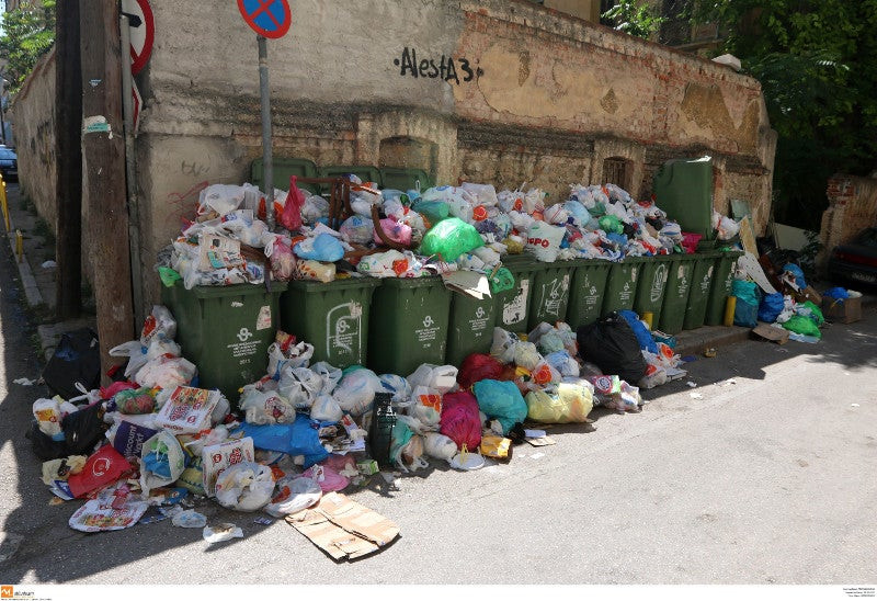 Όμηροι των σκουπιδιών τουλάχιστον μέχρι την Πέμπτη οι πολίτες – Συνεχίζει τις κινητοποιήσεις η ΠΟΕ – ΟΤΑ